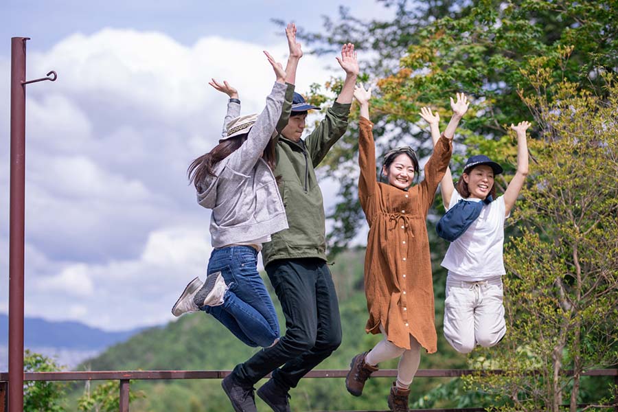団体旅行を楽しんでいる人たちのイメージ