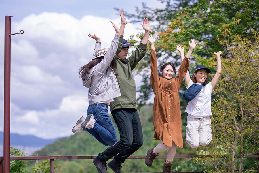 グループ旅行を楽しんでいる人たちのイメージ